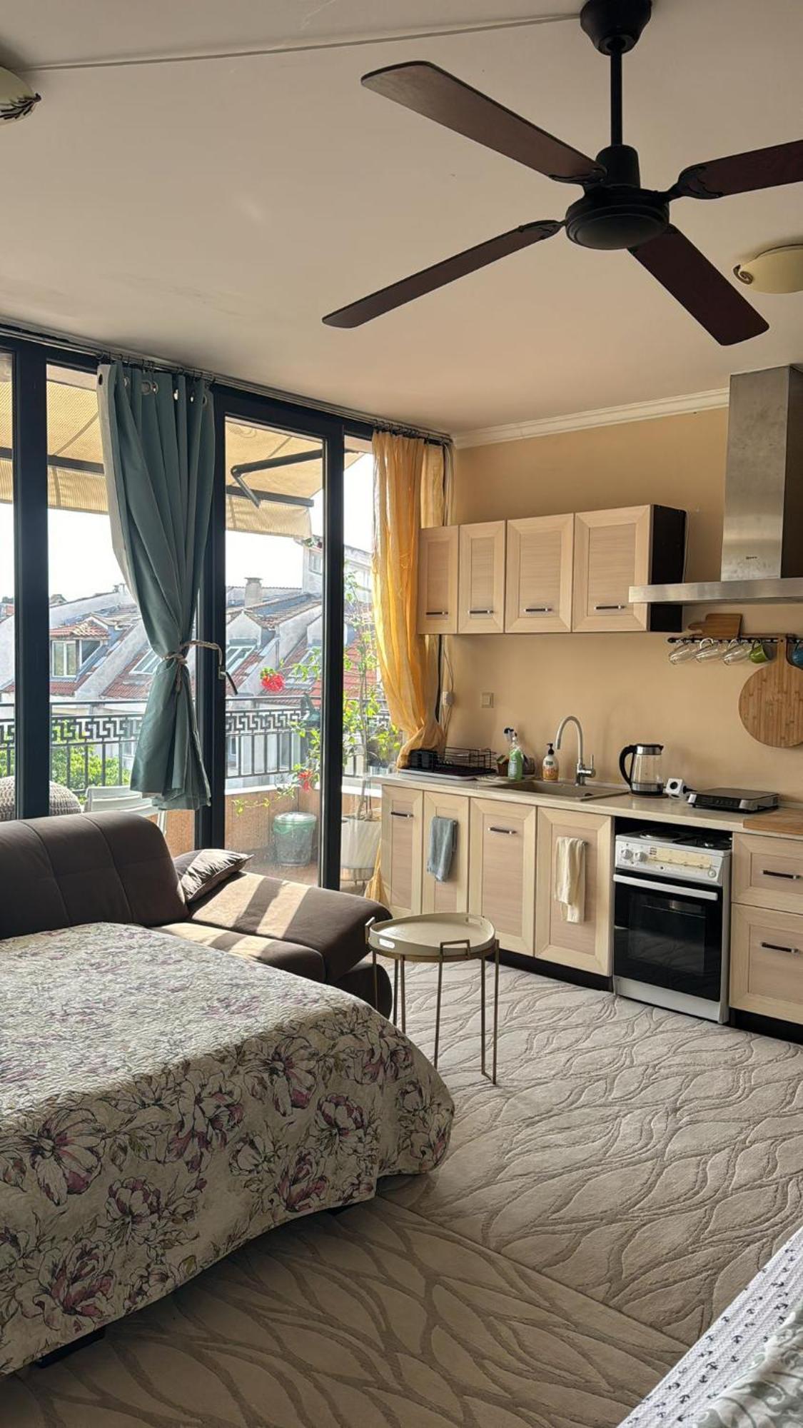 Downtown Central Apartment With Working Kitchen, City Views & Free Parking Казанлык Экстерьер фото