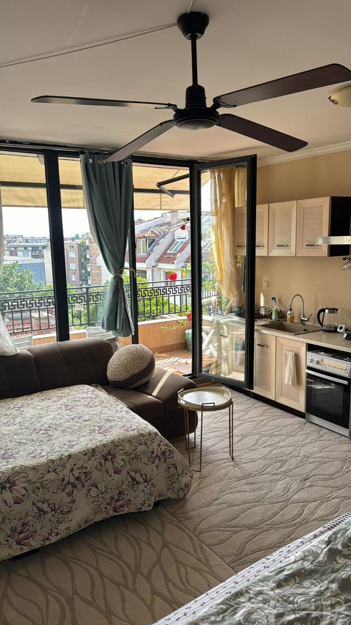 Downtown Central Apartment With Working Kitchen, City Views & Free Parking Казанлык Экстерьер фото